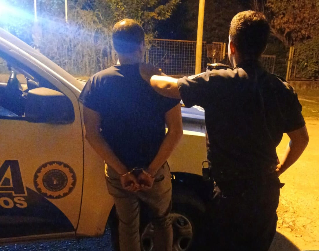 Forcejeo, empujón y detención: así terminó una pelea de pareja en calle French